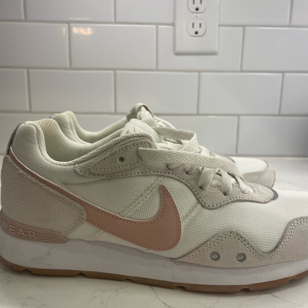 Nike Womens Venture Runner